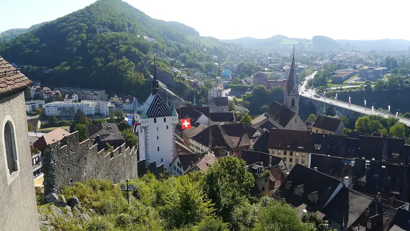 Blick von der Ruine Stein auf die Altstadt von Baden an der Limmat