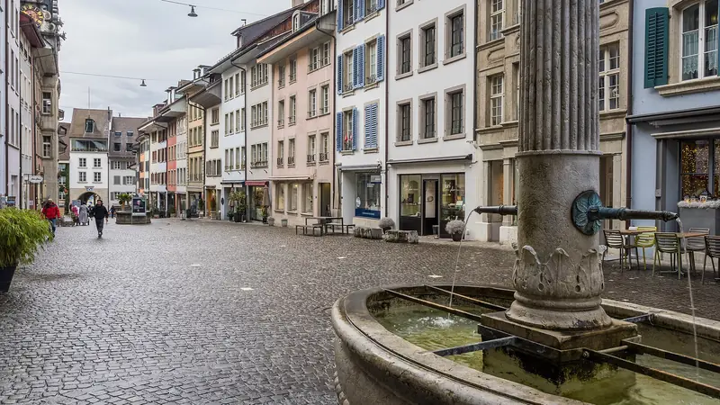 Rathausgasse in Lenzburg mit Brunnen und Altstadthäusern